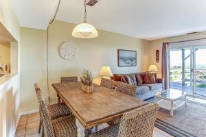 费南迪纳比奇Relaxed Atmosphere Duplex的客厅配有木桌和椅子