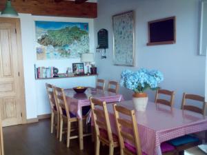 科布雷塞斯Albergue El Pino的一间用餐室,配有一张紫色的桌子和椅子