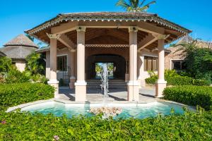 马林迪Ocean Beach Resort & Spa ASTON Collection Hotels的一座带凉亭的房子前的喷泉