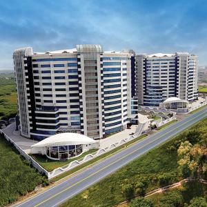 苏拉特Rajhans Belliza Luxurious Studio Apartment的高速公路旁一座大建筑的顶部景观