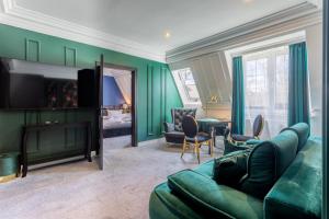 斯维诺乌伊希切Monte Carlo Boutique Hotel的客厅配有绿色沙发和电视