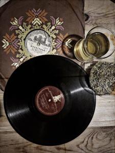 GetahovitTevra Guesthouse & Teahouse的一瓶威士忌旁边的黑胶唱片