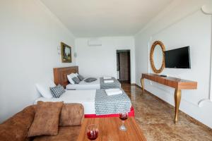 安塔利亚水晶海滨酒店的一间卧室配有一张床、一张桌子和一张沙发