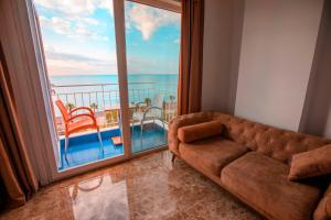 安塔利亚水晶海滨酒店的带沙发和大窗户的客厅