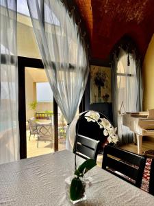 拉斯阿尔卡麦Private guest house in five stars resort的客厅配有桌子和钢琴