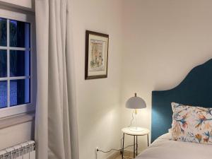 费雷拉斯Villa Tranberg Suites的一间卧室设有一张床和一个窗口