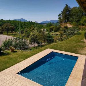 圣伊拉里奥-萨卡尔姆Mas Cal Sastre的院子里的大型蓝色游泳池
