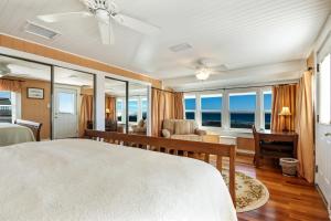 费南迪纳比奇623海洋大道公寓的一间卧室配有一张床,享有海景