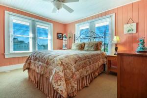 费南迪纳比奇623海洋大道公寓的一间卧室设有一张床和两个窗户。