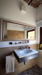 圣安杰洛城Sant'Angelo House的一间带水槽和大镜子的浴室