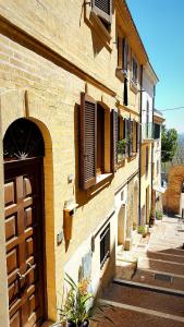 圣安杰洛城Sant'Angelo House的砖砌的建筑,有拱门和门