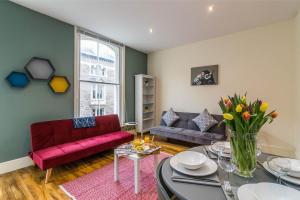 诺丁汉Market Street- Apartment的客厅配有红色的沙发和桌子