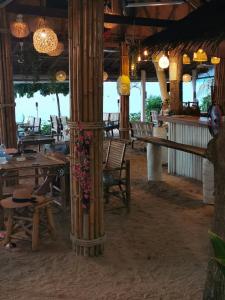 Coco Sunset Beach餐厅或其他用餐的地方