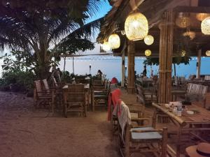 Coco Sunset Beach餐厅或其他用餐的地方