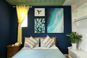 Sleep Box Hostel Phú Quốc客房内的一张或多张床位