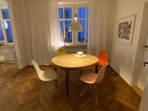 罗拉赫annadaly Stadtraumwohnung的窗户客房内的桌椅
