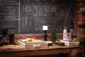 阿尔塔霍尔曼赫斯基山林小屋的一张桌子,上面有食物,上面有黑板