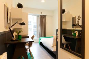 Stylish 3 Bedroom Apartments and Private Bedrooms at Dorset Point in Dublin City Centre的电视和/或娱乐中心