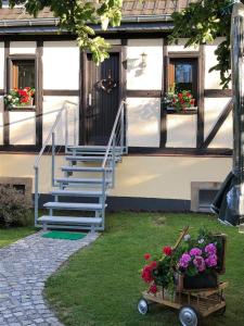 霍恩斯泰因Ferienwohnung Schlesinger的前面有楼梯和鲜花的房子