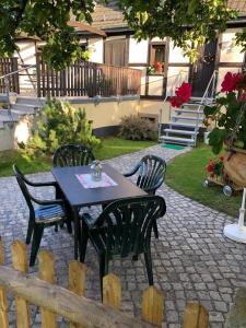 霍恩斯泰因Ferienwohnung Schlesinger的砖砌庭院里的一张黑桌子和椅子