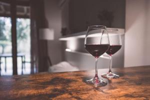 格拉多池塘乡村酒店的木桌旁放着两杯红葡萄酒