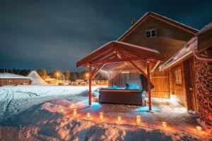阿尔塔霍尔曼赫斯基山林小屋的雪中带凉亭的房子