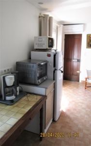 尼斯NICE - STUDIO indépendant en VILLA - Mer ville calme jardinet的厨房配有冰箱上方的微波炉