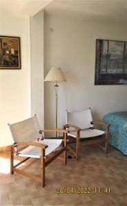 尼斯NICE - STUDIO indépendant en VILLA - Mer ville calme jardinet的一间设有两把椅子、一张桌子和一张沙发的房间