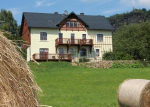 柯尼希施泰因易北Ferienhof Schönfelder的一座带绿地的山丘上的大型房屋