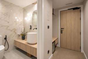 维多利亚-加斯特伊兹NIREA HOTEL的一间带水槽和卫生间的浴室