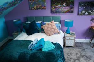 达尔比蒂The Art Bank的一间卧室配有一张带蓝色毛巾的床