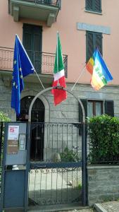 科莫吉徕旅馆的两面旗子附在栅栏上