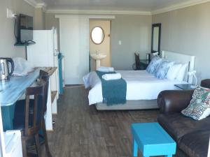 阿古拉斯House of 2 Oceans的酒店客房,配有床和沙发