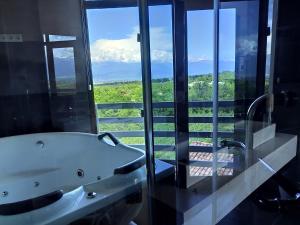 泰拉维Savaneti Eco Hotel的带浴缸的浴室,享有美景。