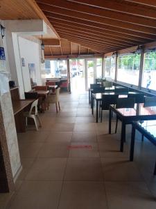 恰纳卡莱GÜVEN HOTEL的用餐室设有桌子、长凳和窗户