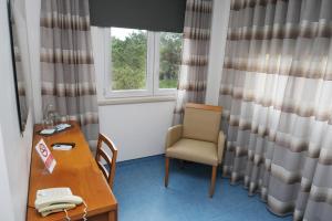 佩尼契WOT Peniche PinhalMar的客房设有桌子、椅子和窗户。