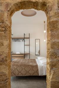 巴勒莫Mag 179 Bed & Spa的卧室配有一张石墙床