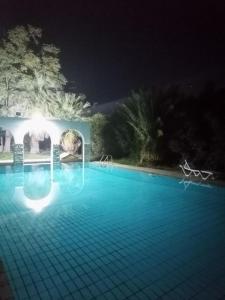 Ευχάριστη βίλα στη Χαλκίδα στην περιοχή ''Αλυκές''内部或周边的泳池