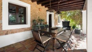 圣乔治Magnificent Villa Marama In The Midst Of Ibiza’s Countryside的一间带桌椅的用餐室