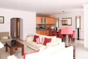 奥比多斯Casa Querida的一间带2张白色沙发的客厅和一间厨房