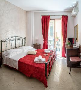 夏卡加里波第瑞拉斯住宿加早餐旅馆的一间卧室配有一张带红色毯子的大床