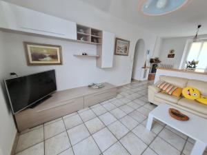 瓦尔博若纳卡萨加布里度假屋的带沙发和平面电视的客厅
