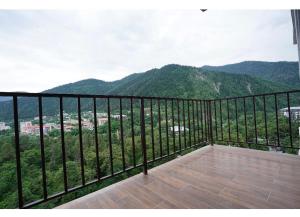 博尔若米Borjomi-Likani Premium Apartments的山景阳台。