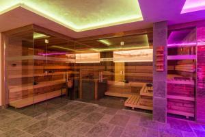 罗斯豪普滕FOR MOMENTS Apartments & Spa的一间设有紫色照明淋浴的客房