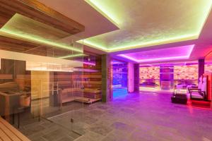 罗斯豪普滕FOR MOMENTS Apartments & Spa的一间大房间,天花板上设有紫色灯