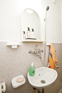 威尔帕扎Sailor's Rustic House的一间带水槽和镜子的浴室