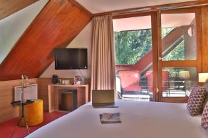 圣热尔韦莱班SOWELL HOTELS Mont Blanc et SPA的一间卧室设有一张带电视的床。