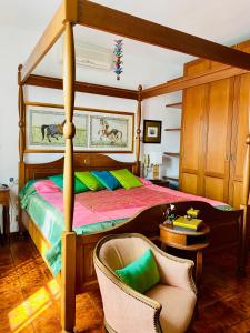 卡斯蒂里昂纳·德拉佩villa porta a colle的一间卧室配有一张天蓬床和一把椅子