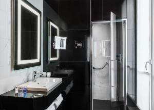 巴黎Maison Albar - Le Diamond的黑白浴室设有水槽和淋浴