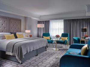 都柏林达文波特旅馆的配有床、椅子和桌子的酒店客房